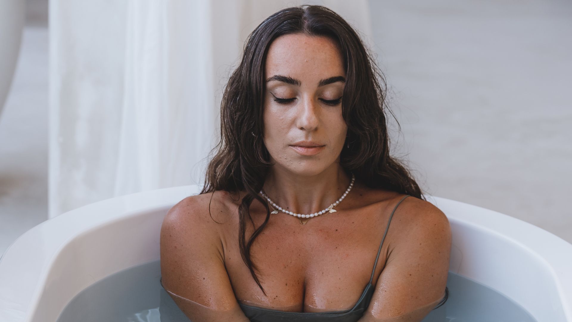 Woman uses ice bath to boost immune system